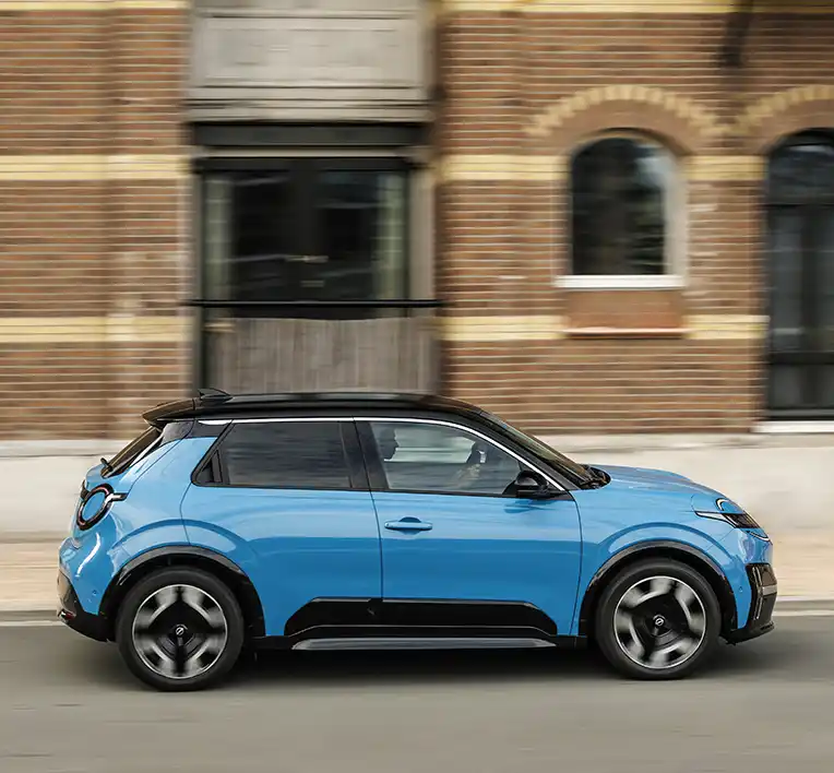 nissan micra bleu 2025 à Genève de côté