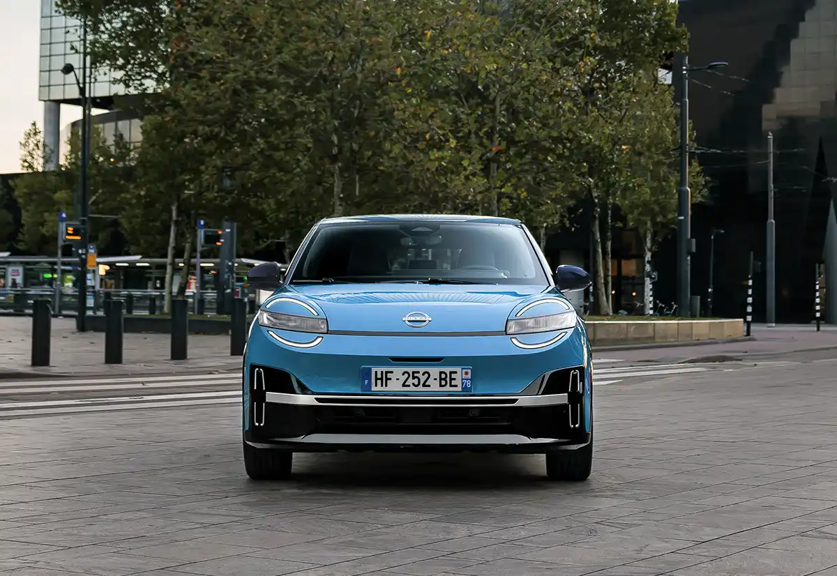 Face avant de la nissan micra électrique 2025